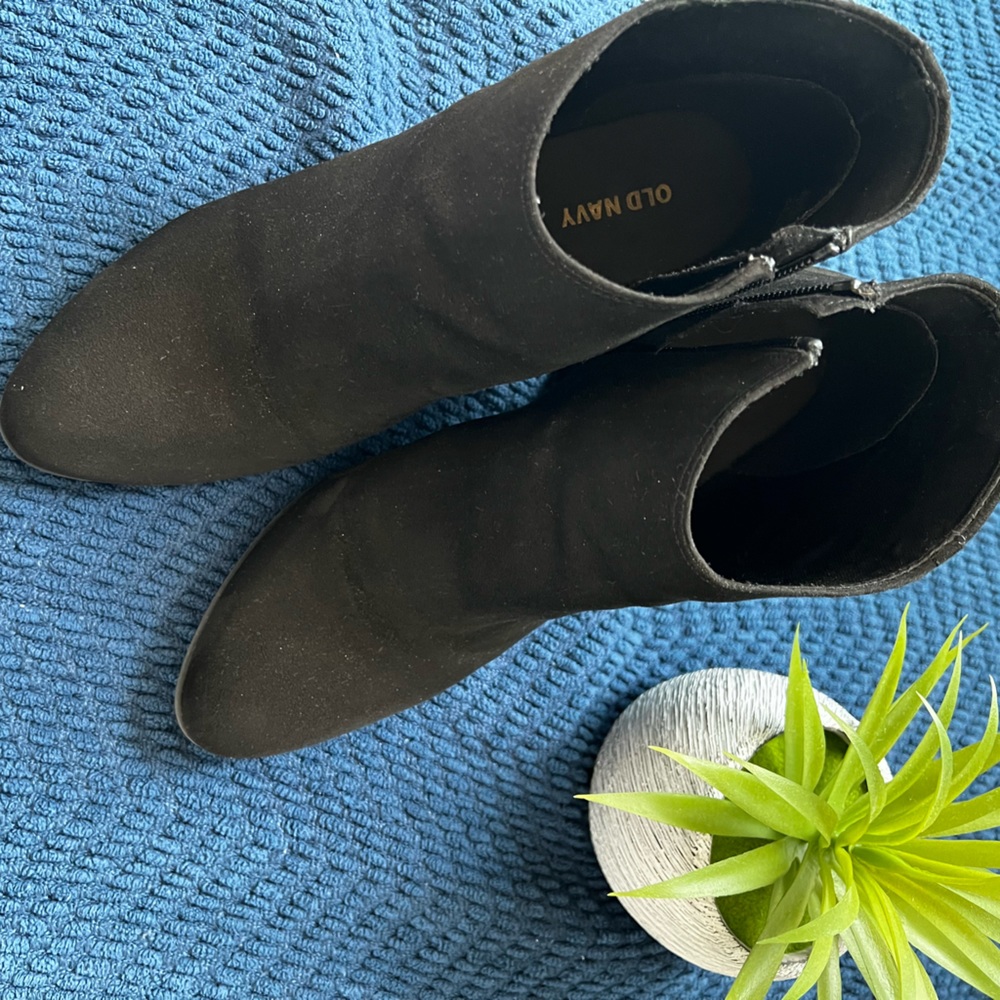 Fits very comfortably. They are clean. Has a little chip on the back side(right)